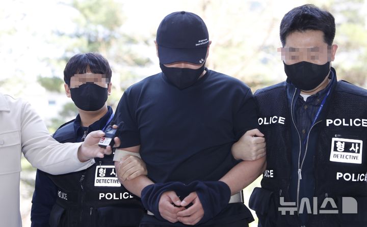 [인천=뉴시스] 김동영 기자 = 11일 오후 인천 미추홀구 인천지법에서 등굣길에 오른 초등학생 2명을 연이어 차량에 태워 성추행한 혐의로 구속영장이 청구된 20대 우즈베키스탄인이 구속 전 피의자 심문(영장실질심사)에 출석하고 있다. 2025.04.11. dy0121@newsis.com 