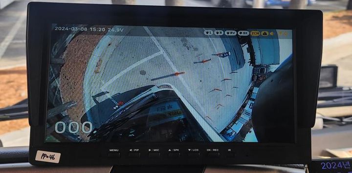 [서울=뉴시스] 대형차 사각지대 감지장치의 내부 모니터 표출. 2025.04.11. (사진=교통안전공단 제공) photo@newsis.com *재판매 및 DB 금지