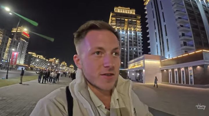 [서울=뉴시스] 림흥거리를 걷는 해리 재거드. (출처=Harry Jaggard 유튜브) *재판매 및 DB 금지