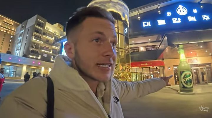 [서울=뉴시스] 대동강 맥주집 앞에 선 해리 재거드. (출처=Harry Jaggard 유튜브) *재판매 및 DB 금지