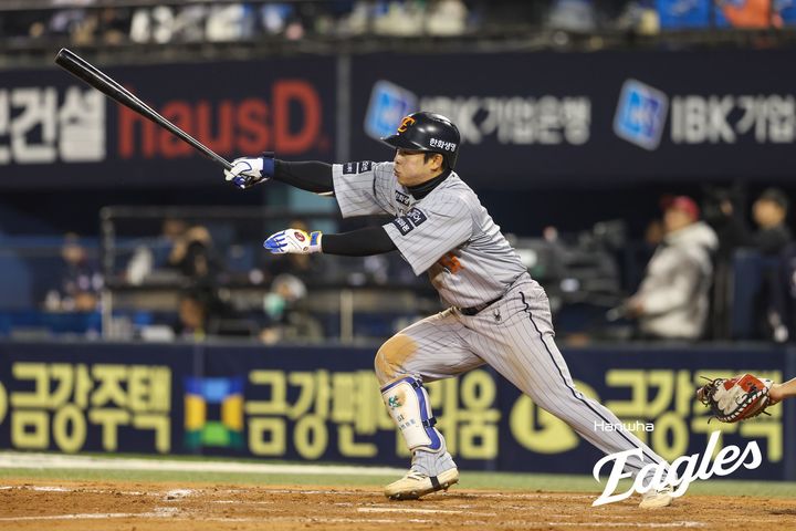 [서울=뉴시스] 프로야구 한화 이글스 문현빈이 10일 서울 잠실구장에서 열린 2025 신한 쏠뱅크 KBO리그 두산 베어스와의 경기에서 안타를 치고 있다. (사진=한화 이글스 제공) 2025.04.10. *재판매 및 DB 금지
