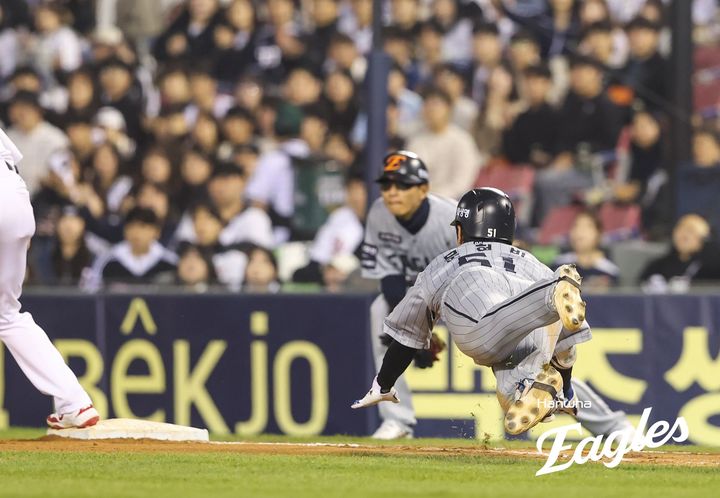 [서울=뉴시스] 프로야구 한화 이글스 문현빈이 10일 서울 잠실구장에서 열린 2025 신한 쏠뱅크 KBO리그 두산 베어스와의 경기에서 도루를 시도하고 있다. (사진=한화 이글스 제공) 2025.04.10. *재판매 및 DB 금지