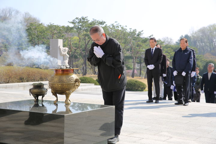 11일 오전 9시 30분, 국립 4·19민주묘지에서 윤재웅 동국대 총장이 추모식에 참여하고 있다. (사진=동국대 제공) *재판매 및 DB 금지