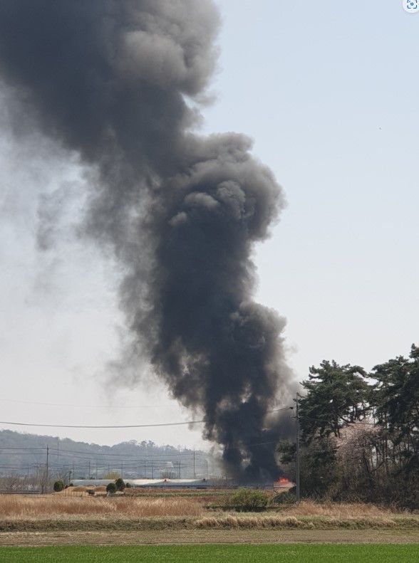 [부안=뉴시스] 11일 낮 12시47분께 전북 부안군 행안면 진동리의 한 돈사에서 불이 나 연기가 나고 있다. (사진=전북도소방본부 제공) 2025.04.11. photo@newsis.com *재판매 및 DB 금지