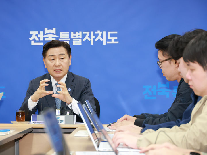 [전주=뉴시스] 최정규 기자 = 기자간담회 중인 김관영 전북지사.(사진=전북자치도 제공)2025.04.11. *재판매 및 DB 금지