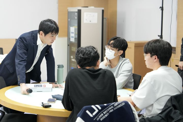 [울산=뉴시스] 구미현 기자 = 울산과학기술원(UNIST) 특임교수로 임용된 이세돌 9단이 11일 강의에서 학생들의 질문에 답을 하고 있다. 2025.04.11 (사진=UNIST 제공) photo@newsis.com *재판매 및 DB 금지
