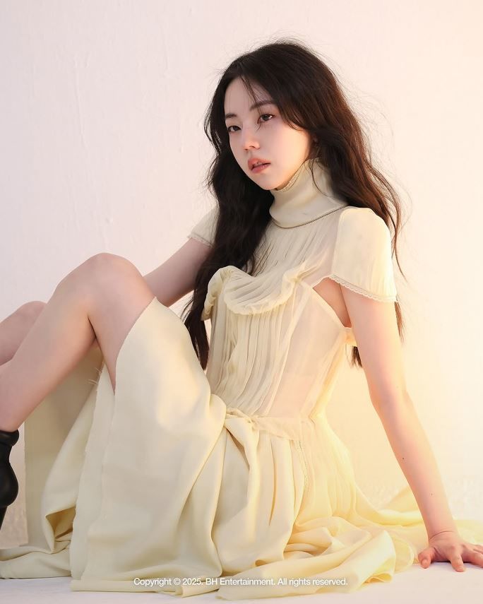 [서울=뉴시스] 안소희 화보 비하인드 컷.(사진= BH엔터테인먼트 인스타그램 갈무리) *재판매 및 DB 금지