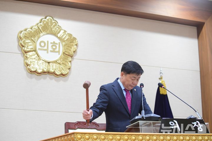 [양주=뉴시스] 윤창철 의장이 11일 제376회 임시회 제2차 본회의를 주재하고 있다. (사진=양주시의회 제공) 2025.04.11 photo@newsis.com