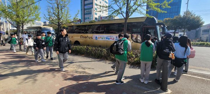 [울산=뉴시스] 11일 울산 남구 동평중학교 학생들이 현장학습을 위해 남구청이 무상 지원하는 '행복남구 체험학교' 체험버스에 탑승하고 있다. (사진=울산 남구 제공) 2025.04.11. photo@newsis.com *재판매 및 DB 금지