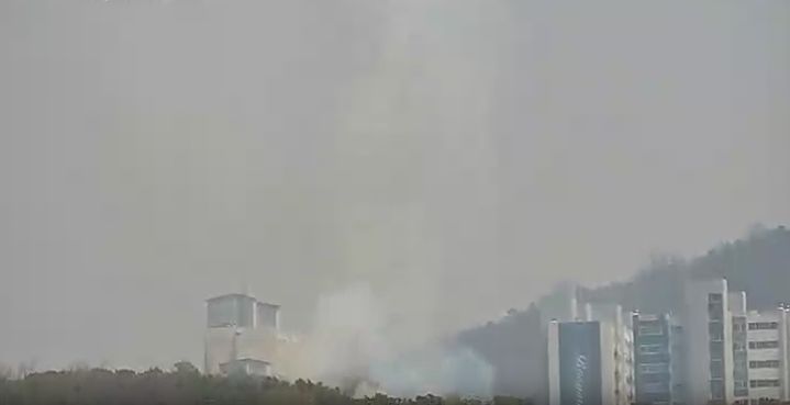 [천안=뉴시스] 11일 낮 12시55분께 충남 천안시 서북구 성환읍 매주리 435의8 일원에서 발생한 산불로 연기가 피어오르고 있다. (사진=산림청 제공) photo@newsis.com *재판매 및 DB 금지