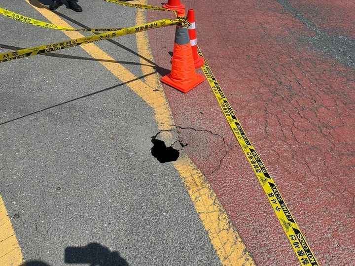 [대전=뉴시스] 11일 낮 12시 41분께 대전 서구 월평동 은뜰삼거리 회전교차로 인근에서 깊이 1m의 싱크홀이 발생했다.(사진=대전소방본부 제공) 2025.04.11. photo@newsis.com *재판매 및 DB 금지