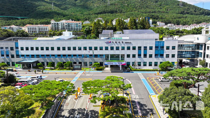 [거제=뉴시스] 신정철 기자= 거제시가 경남도 주관의 '2025년 시군 주요업무 합동평가'에서 우수기관으로 선정돼 기관 표창과 함께 특별조정교부금 1억 5700만 원을 확보했다고 11일 밠혔다.사진은 거제시청 전경.(사진=뉴시스DB).2025.04.11. sin@newsis.com