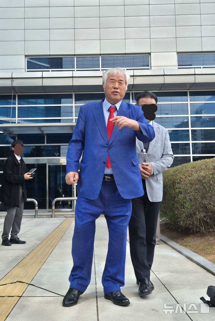 [서울=뉴시스]이명동 기자=전광훈(71) 사랑제일교회 목사가 11일 오후 서울 도봉구 서울북부지법 법정동에서 재판을 마치고 걸어 나오고 있다. 2025.04.11. ddingdong@newsis.com