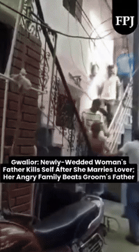 [서울=뉴시스] 리시라즈의 사망 소식을 들은 일부 친척들이 분노를 이기지 못하고, 아난드의 아버지 굴랍 프라자파티를 자택에서 끌어내 길거리에서 무차별 폭행했다. (사진= 프리프레스저널) *재판매 및 DB 금지