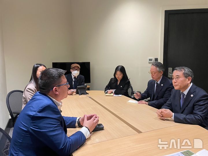 [서울=뉴시스] 한국·볼리비아 수교 60주년 계기로 외교부장관 특별사절로 임명된 장명수 전 주아르헨티나대사가 10일(현지시간) 볼리비아 수도 라파스를 방문해 세르히오 쿠시칸키 로아이사 볼리비아 기획개발부 장관과 면담했다. (사진=외교부 제공) 2025.04.11 