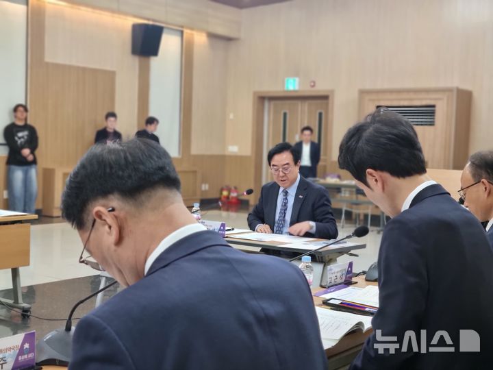 [청주=뉴시스] 11일 충북 청주시 상당구 문화동 충북도청 대회의실에서 충북 RISE(라이즈) 위원회 3차 회의가 열리고 있다. (사진=충북도 제공) 2025.04.11. photo@newsis.com *재판매 및 DB 금지