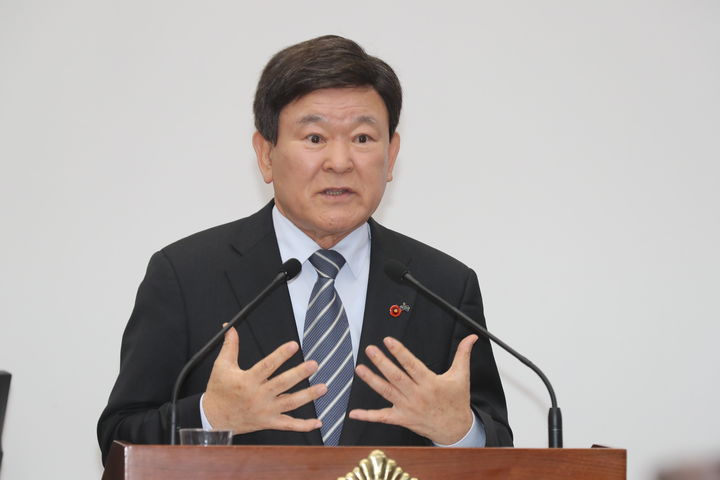 [제주=뉴시스] 김광수 제주교육감이 11일 오전 제437회 임시회 제6차 본회의 교육행정질문에서 답변하고 있다. (사진=제주도의회 제공) 2025.04.11. photo@newsis.com *재판매 및 DB 금지