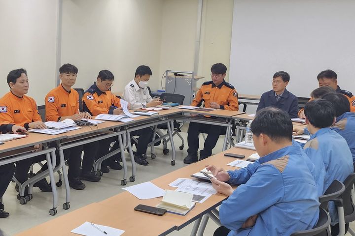 [대구=뉴시스] 대구 중부소방서는 도시철도 반월당역사에서 지하 복합시설 재난 상황을 대비한 관계기관 간담회를 개최했다. (사진=대구 중부소방서 제공) 2025.04.11. photo@newsis.com *재판매 및 DB 금지