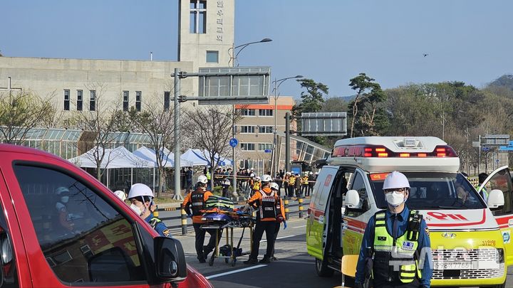 [광명=뉴시스]11일 광명시 일직동 신안산선 복선전철 제5-2공구 붕괴 현장 인근에서 소방대원들이 구조자 후송을 위해 준비작업을 하고 있다.2025.04.11.sonanom@newsis.com 