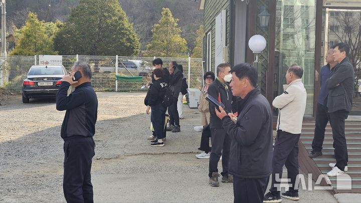 [광명=뉴시스]11일 광명시 일직동 신안산선 복선전철 제5-2공구 붕괴 현장 인근에 사는 주민들이 안전 지대로 대피한 가운데, 지인들의 전화를 안부 전화 등을 받고 있다.2011.04.11.sonanom@newsis.com 