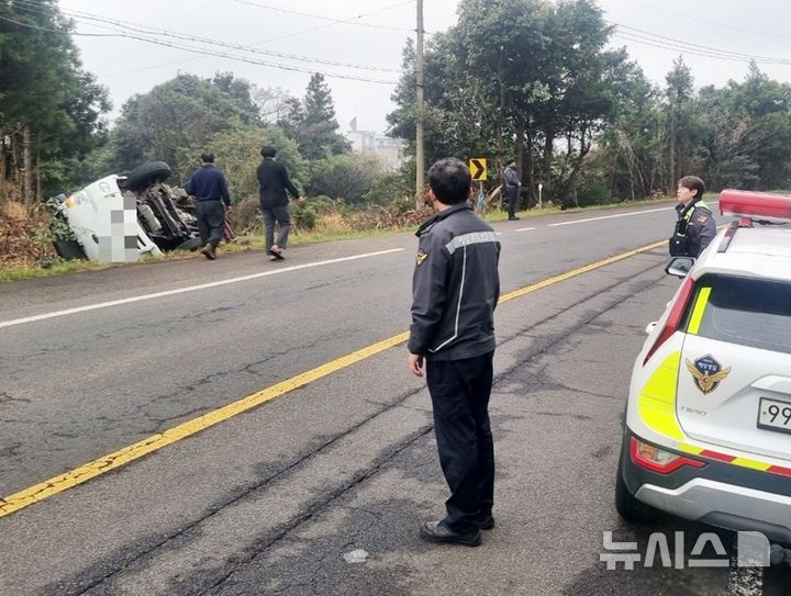 [제주=뉴시스] 서귀포해양경찰서 서귀포파출소 소속 해경들이 10일 오전 9시5분께 서귀포시 표선면의 한 도로에서 전복 차량을 발견해 운전자 구조에 나서고 있다. (사진=서귀포해양경찰서 제공) 2025.04.11. photo@newsis.com