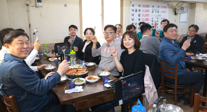 [울산소식]동구청 직원들 '지역 음식점 이용의 날' 시작 등