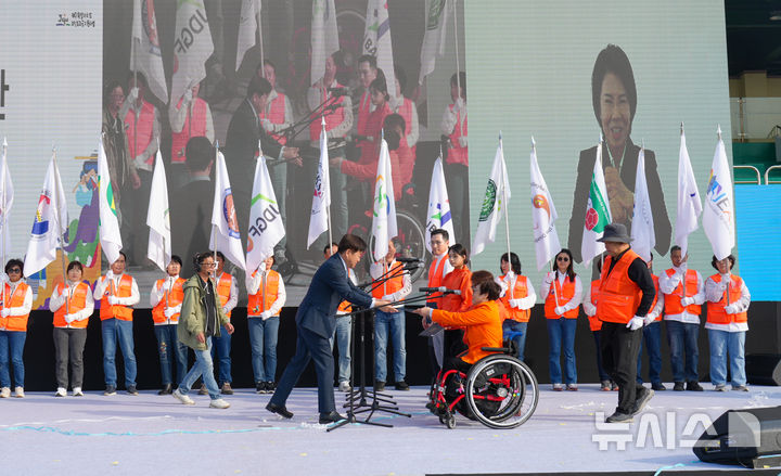 [제주=뉴시스] 제1회 제주특별자치도 장애인체육대회 개회식이 11일 오후 제주시 한림체육관에서 열리고 있다. 올해 처음으로 개최되는‘제1회 제주도 장애인체육대회는 오는 13일까지 제주시 일원 18개 경기장에서 펼쳐진다. (사진=제주도 제공) 2025.04.11. photo@newsis.com *재판매 및 DB 금지
