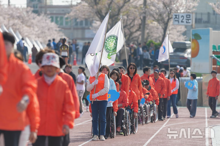 [제주=뉴시스] 제1회 제주특별자치도 장애인체육대회 개회식이 11일 오후 제주시 한림체육관에서 열리고 있다. 올해 처음으로 개최되는‘제1회 제주도 장애인체육대회는 오는 13일까지 제주시 일원 18개 경기장에서 펼쳐진다. (사진=제주도 제공) 2025.04.11. photo@newsis.com *재판매 및 DB 금지