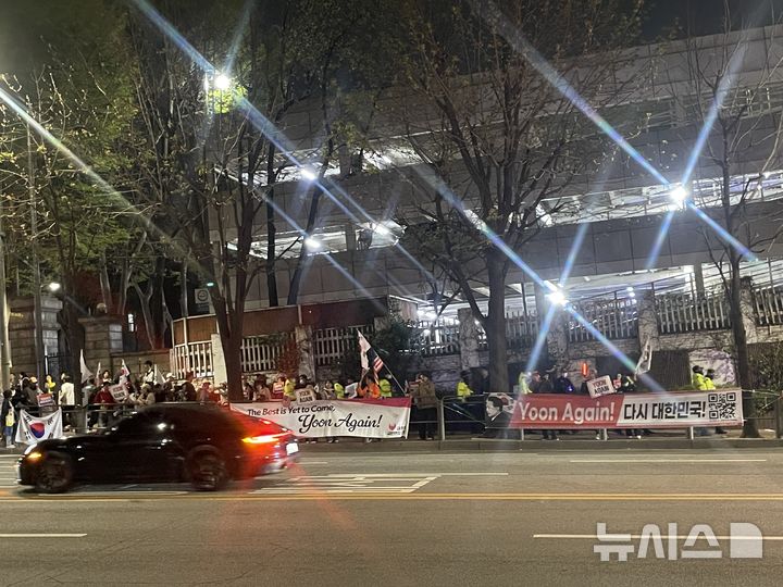 [서울=뉴시스] 최은수 기자=11일 오후 윤석열 전 대통령이 서울 서초구 서초동 사저에 복귀한 뒤 사저 건너 편 인도에 지지자들이 모여 윤 전 대통령을 응원하고 있는 모습. 2025.04.11