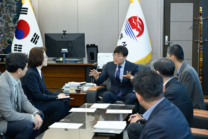 [거제=뉴시스] 신정철 기자= 변광용 거제시장(사진, 가운데)이 11일 거제시를 방문한 산림청 이미라 차장과 면담을 갖고 ‘한·아세안 국가정원 조성사업’에 대한 지역의 추진의지와 염원을 강조하는 한편, 조기 착공을 위해 예비타당성 조사가 통과될 수 있도록 산림청의 적극적인 지원과 협력을 요청하고 있다.(사진=거제시 제공).2025.04.11. photo@newsis.com *재판매 및 DB 금지