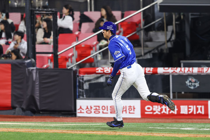 [서울=뉴시스] 프로야구 삼성 라이온즈 구자욱이 11일 수원KT위즈파크에서 열린 2025 신한 쏠뱅크 KBO리그 KT 위즈와의 경기 6회 솔로 홈런을 치고 있다. (사진=삼성 라이온즈 제공) 2025.04.11. *재판매 및 DB 금지