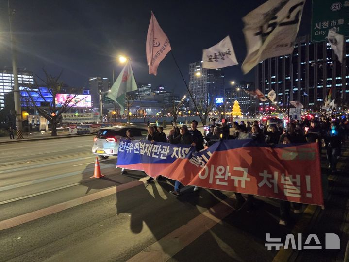 [서울=뉴시스]조기용 수습=윤석열 전 대통령 퇴진을 촉구하며 출범한 시민단체 비상행동이 11일 오후 7시30분 서울 종로구 적선동 적선로터리 인근에 모여 ‘내란종식 긴급행동’ 집회를 열었다. 2025.04.11