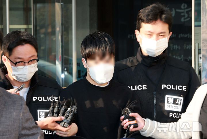 [서울=뉴시스] 고범준 기자 = 윤석열 전 대통령 파면 직후 둔기를 휘둘러 경찰 버스 유리창을 부순 피의자 남성 A씨가 11일 오전 서울 성북구 성북경찰서에서 검찰로 송치되고 있다. 2025.04.11. bjko@newsis.com