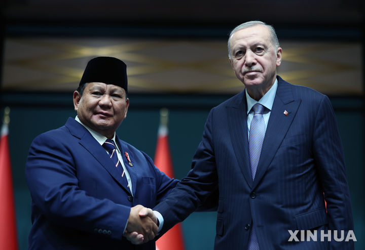 [ 앙카라=신화/뉴시스] 튀르키예를 방문한 프라보워 수비안토 인도네시아대통령(왼쪽)이 4월 10일 앙카라에서 레제프 타이이프 에르도안 대통령과 회담을 마친뒤 공동 기자회견에 앞서 악수하고 있다. 2025. 04. 11. 