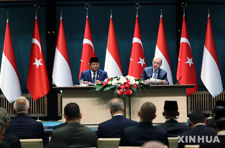 [앙카라=AP/뉴시스] 튀르키예 대통령과 인도네시아 대통령의 공동 기자회견에서 두 정상이 앞으로 가자지구 재건과 팔레스타인 국가 건설을 위해 두 나라가 협력하며 국방과 각종 산업 분야에서 공동 사업을 진행하겠다고 밝히고 있다. 2025. 04. 11. 