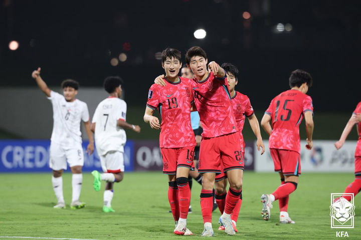 [서울=뉴시스] 10일(현지 시간) 사우디아라비아 킹 압둘라 스포츠시티 스타디움에서 열린 2025 AFC U-17 아시안컵 조별리그 C조 3차전 한국 대 예멘 경기에서 김은성(왼쪽)이 골을 넣고 기뻐하고 있다. 한국은 이날 경기에서 예멘을 1-0으로 꺾고 8강에 진출했다. (사진=대한축구협회 제공) 2025.04.11. photo@newsis.com *재판매 및 DB 금지