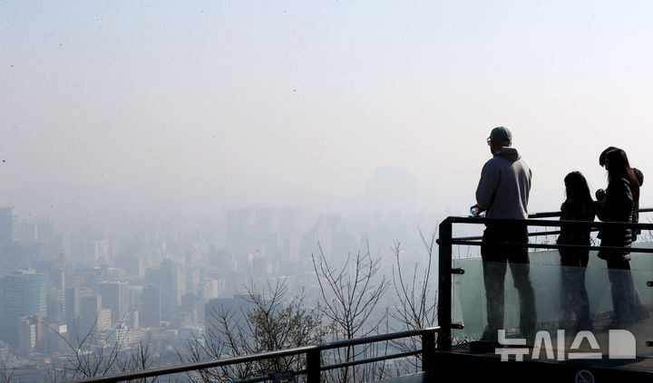 [서울=뉴시스] 김혜진 기자 = 수도권 지역 초미세먼지 농도가 나쁨 수준을 보이는 11일 서울 중구 남산에서 바라본 도심이 뿌옇게 보이고 있다. 2025.04.11. jini@newsis.com