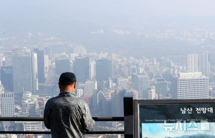 [서울=뉴시스] 김혜진 기자 = 수도권 지역 초미세먼지 농도가 나쁨 수준을 보이는 지난 11일 서울 중구 남산에서 바라본 도심이 뿌옇게 보이고 있다. 2025.04.11. jini@newsis.com