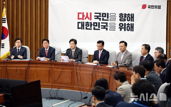 [서울=뉴시스] 조성봉 기자 = 권성동 국민의힘 원내대표가 지난 11일 오전 서울 여의도 국회에서 열린 원내대책회의에서 발언을 하고 있다. 2025.04.11.  suncho21@newsis.com
