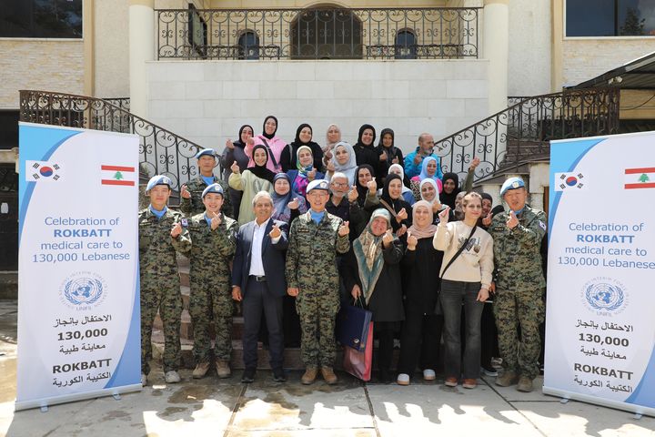 [서울=뉴시스] 중동 레바논에 파병돼 UN의 일원으로 임무를 수행하고 있는 레바논평화유지단 30진(동명부대)이 지난 10일 대민 의료지원 13만 명을 돌파했다. 사진은 부르즈라할 시청에서 대민 의료지원을 마친 동명부대 장병들과 현지 주민들이 기념촬영 하고 있다. (사진=합참 제공) 2025.04.11. photo@newsis.com *재판매 및 DB 금지