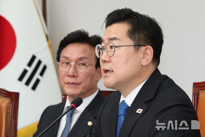 [서울=뉴시스] 권창회 기자 = 박찬대 더불어민주당 당대표 직무대행 겸 원내대표가 11일 오전 서울 여의도 국회에서 열린 최고위원회의에서 발언하고 있다. 2025.04.11. kch0523@newsis.com