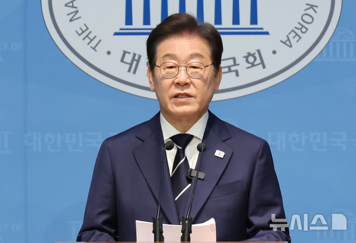 [서울=뉴시스] 고승민 기자 = 대선 출마를 선언한 이재명 전 더불어민주당 대표가 11일 서울 여의도 국회 소통관에서 비전 및 캠프 인선 발표를 하고 있다. 2025.04.11. kkssmm99@newsis.com