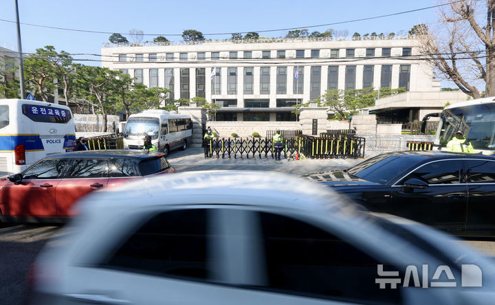 [서울=뉴시스] 김명년 기자 = 11일 오전 서울 종로구 헌법재판소 앞 북촌로 도로 통행이 원활한 모습을 보이고 있다. 서울경찰청은 지난 10일 오후 4시께부터 헌재 앞 북촌로 도로 통제를 풀고 양방향 각 1개 차로의 차량 통행을 허용했다. 다만 혹시 모를 사태에 대비해 양 끝 각 1개 차로에 경찰버스를 두고 기동대 3개 부대 180명을 배치 중이다. 2025.04.11. kmn@newsis.com