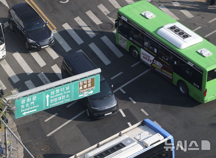 [서울=뉴시스] 김명년 기자 = 11일 오전 서울 종로구 헌법재판소 앞 북촌로 도로 통행이 원활한 모습을 보이고 있다. 서울경찰청은 지난 10일 오후 4시께부터 헌재 앞 북촌로 도로 통제를 풀고 양방향 각 1개 차로의 차량 통행을 허용했다. 다만 혹시 모를 사태에 대비해 양 끝 각 1개 차로에 경찰버스를 두고 기동대 3개 부대 180명을 배치 중이다. 2025.04.11. kmn@newsis.com