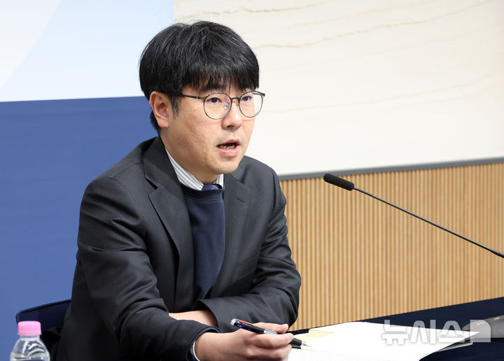 [세종=뉴시스] 강종민 기자 = 조성중 기획재정부 경제분석과장이 세종시 정부세종청사에서 발언하고 있다. 2025.04.11. ppkjm@newsis.com