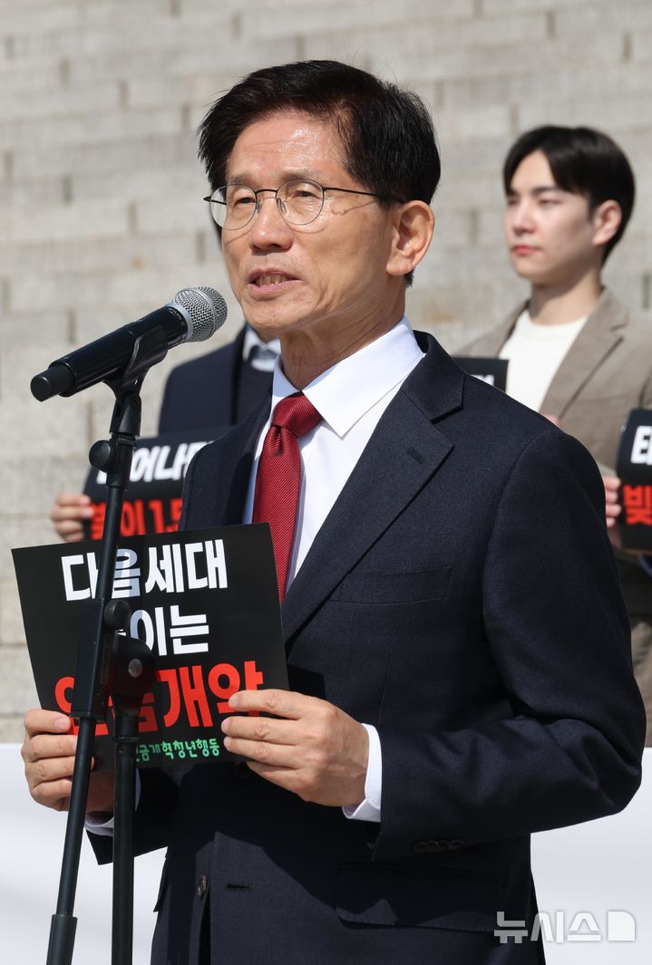 [서[서울=뉴시스] 조성봉 기자= 대선출마를 선언한 김문수 전 고용노동부 장관이 11일 오전 서울 여의도 국회 본청 계단에서 열린 연금개혁청년행동의 연금개악 규탄 집회에서 발언을 하고 있다. 2025.04.11. suncho21@newsis.com