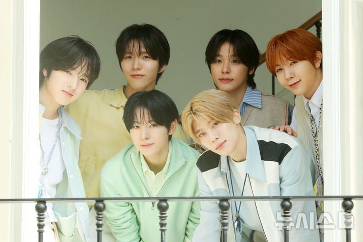 [서울=뉴시스] 김혜진 기자 = 그룹 NCT 위시가 지난 10일 오전 서울 용산구 로그먼트 빌라트에서 인터뷰에 앞서 포즈를 취하고 있다. 2025.04.14. jini@newsis.com