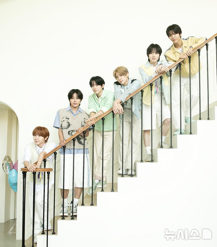 [서울=뉴시스] 김혜진 기자 = 그룹 NCT 위시가 지난 10일 오전 서울 용산구 로그먼트 빌라트에서 인터뷰에 앞서 포즈를 취하고 있다. 2025.04.14. jini@newsis.com