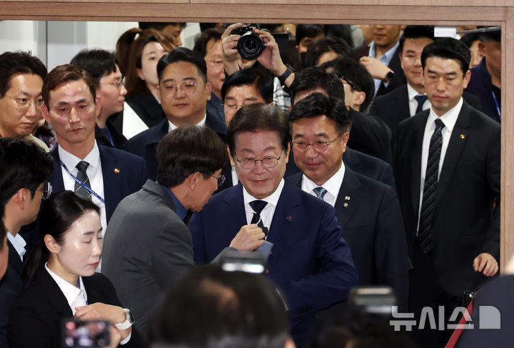 [서울=뉴시스] 고승민 기자 = 대선 출마를 선언한 이재명 전 더불어민주당 대표가 11일 서울 여의도 국회 소통관에서 비전 및 캠프 인선 발표를 하기 위해 연단으로 향하고 있다. 2025.04.11. kkssmm99@newsis.com
