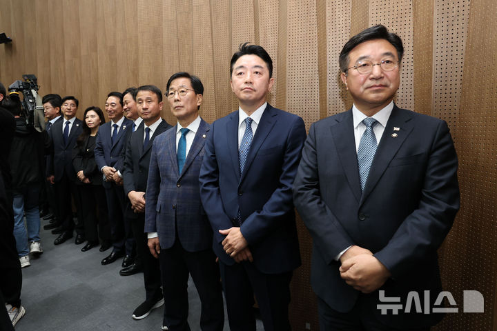 [서울=뉴시스] 권창회 기자 = 11일 오전 서울 여의도 국회 소통관에서 대선출마를 선언한 이재명 더불어민주당 전 대표의 비전 및 캠프 인선 발표 기자회견에서 윤호중 의원을 비롯한 인선 내정자들이 이재명 전 대표의 발언을 경청하고 있다. 2025.04.11. kch0523@newsis.com